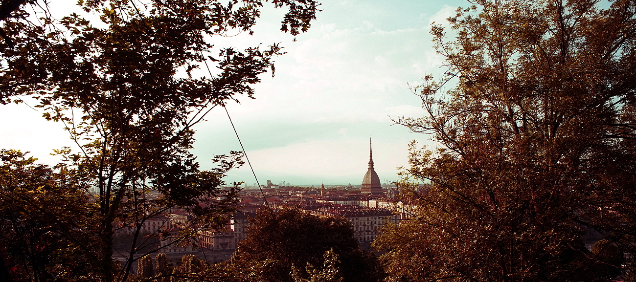 Foto panoramica di Torino e della Mole Antonelliana scattata in una giornata autunnale