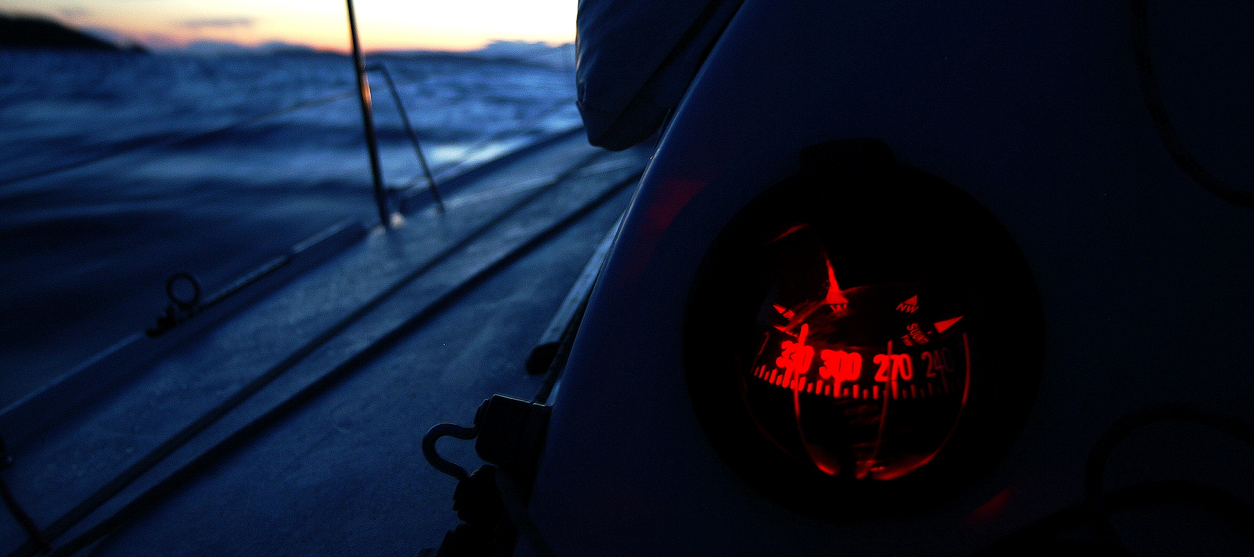 Foto di una bussola di una barca a vela al tramonto